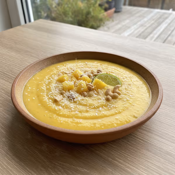 Fruitige tropische ananas-kokossmoothie